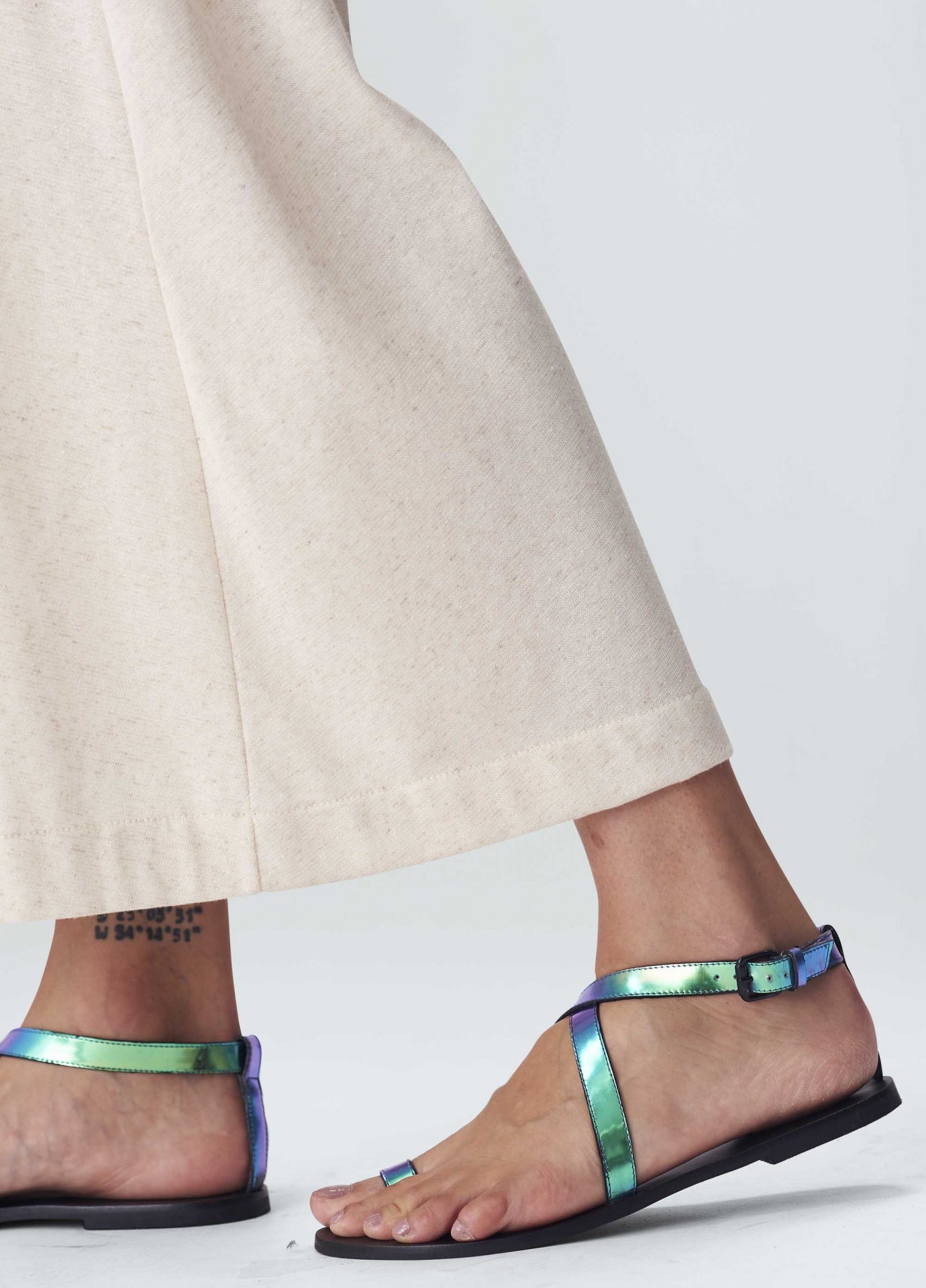 Sandália Flat Straps Holográfica