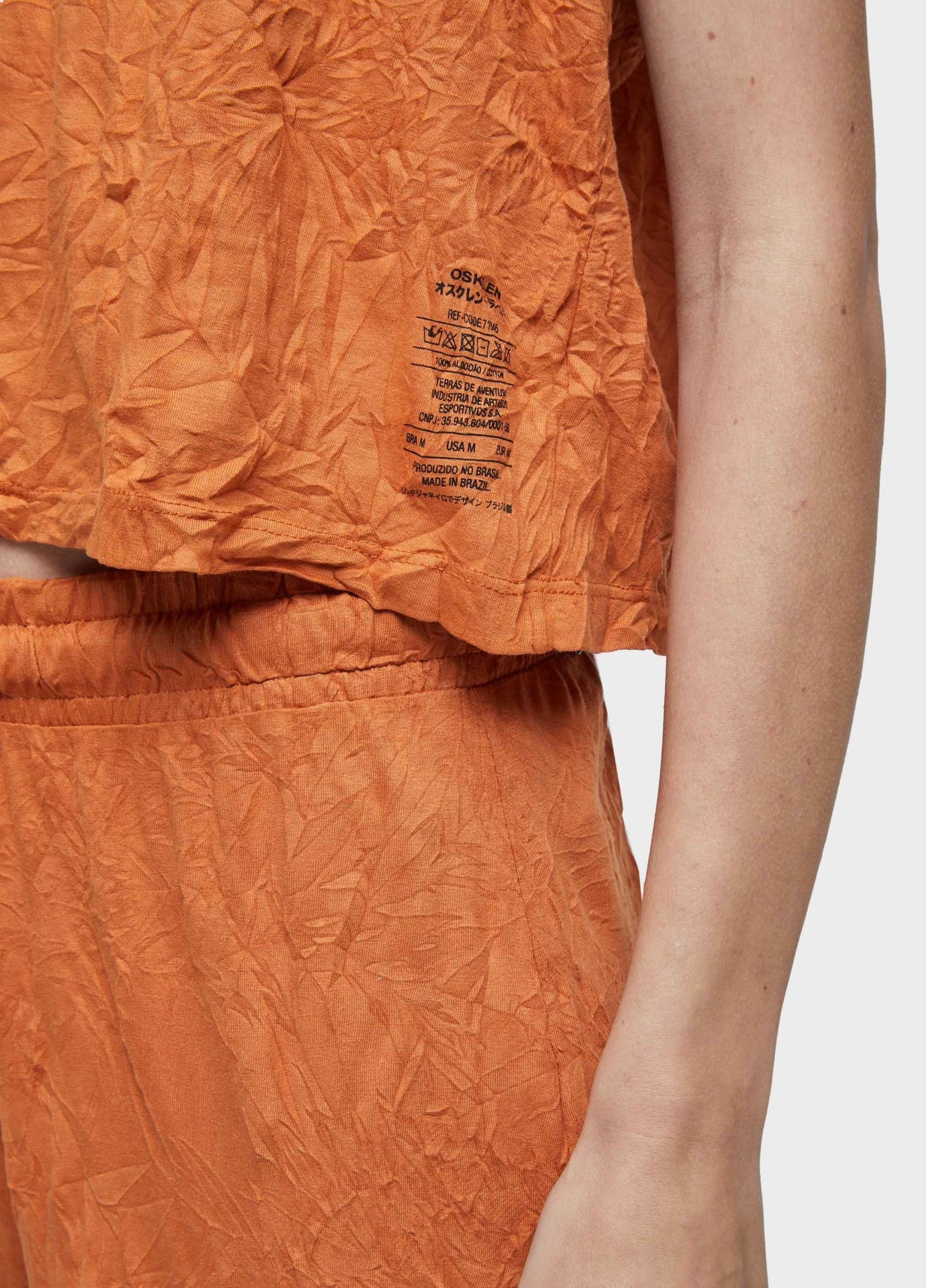 Sleeveless wrinkled color