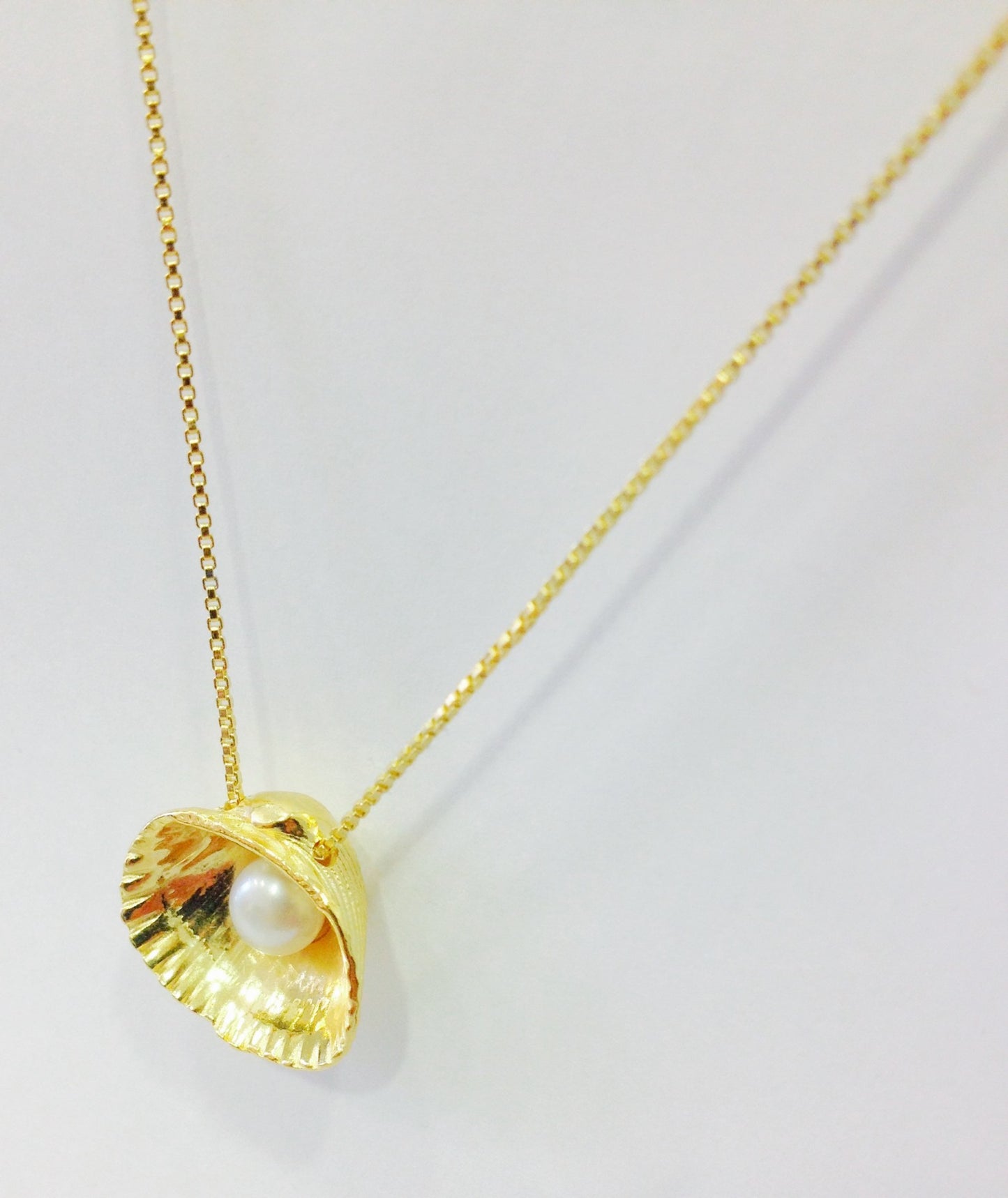 COLAR CONCHA E PÉROLA MÉDIO DOURADO
