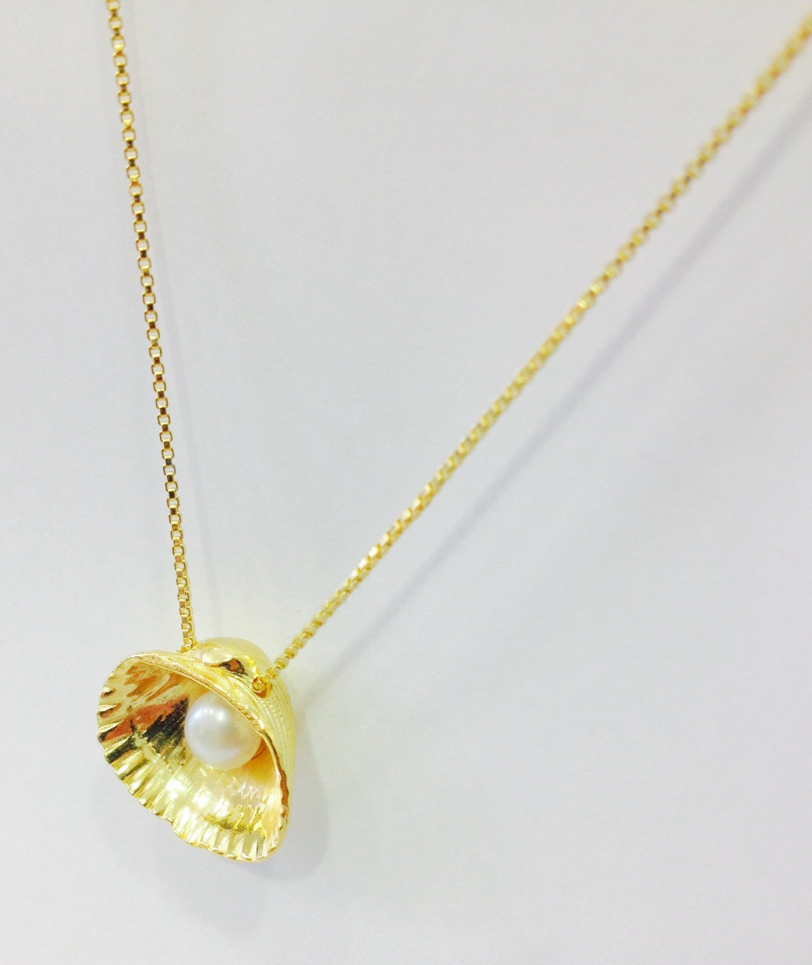 COLAR CONCHA E PÉROLA MÉDIO DOURADO