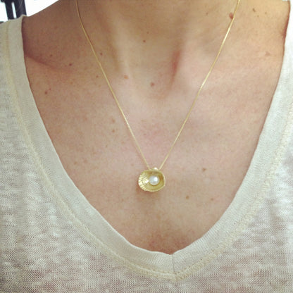 COLAR CONCHA E PÉROLA MÉDIO DOURADO