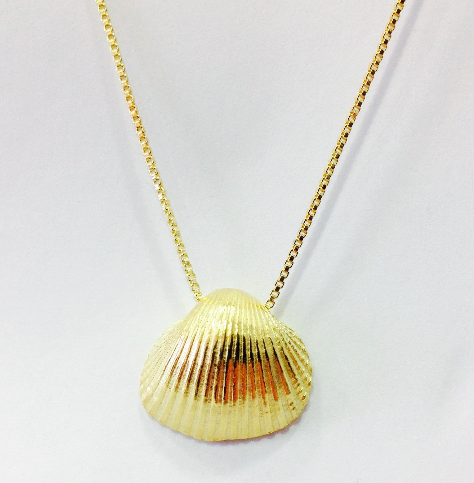 COLAR CONCHA E PÉROLA MÉDIO DOURADO